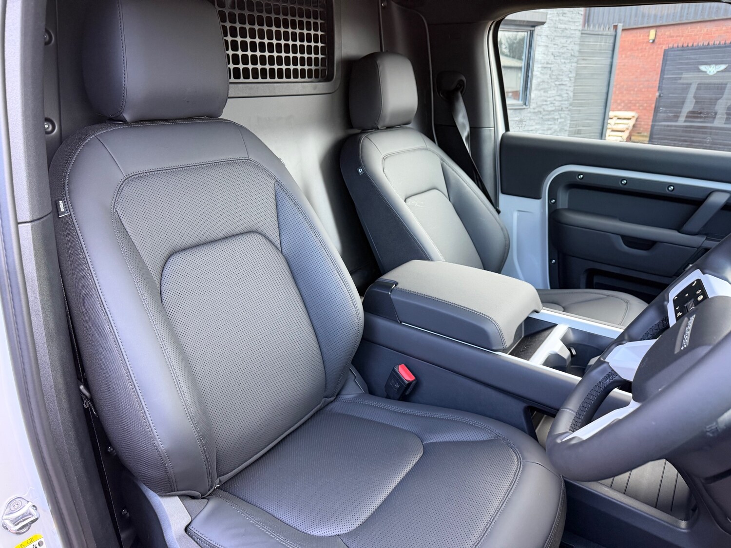 Used Land Rover Defender 2025 for sale - 76979507: Photo 7