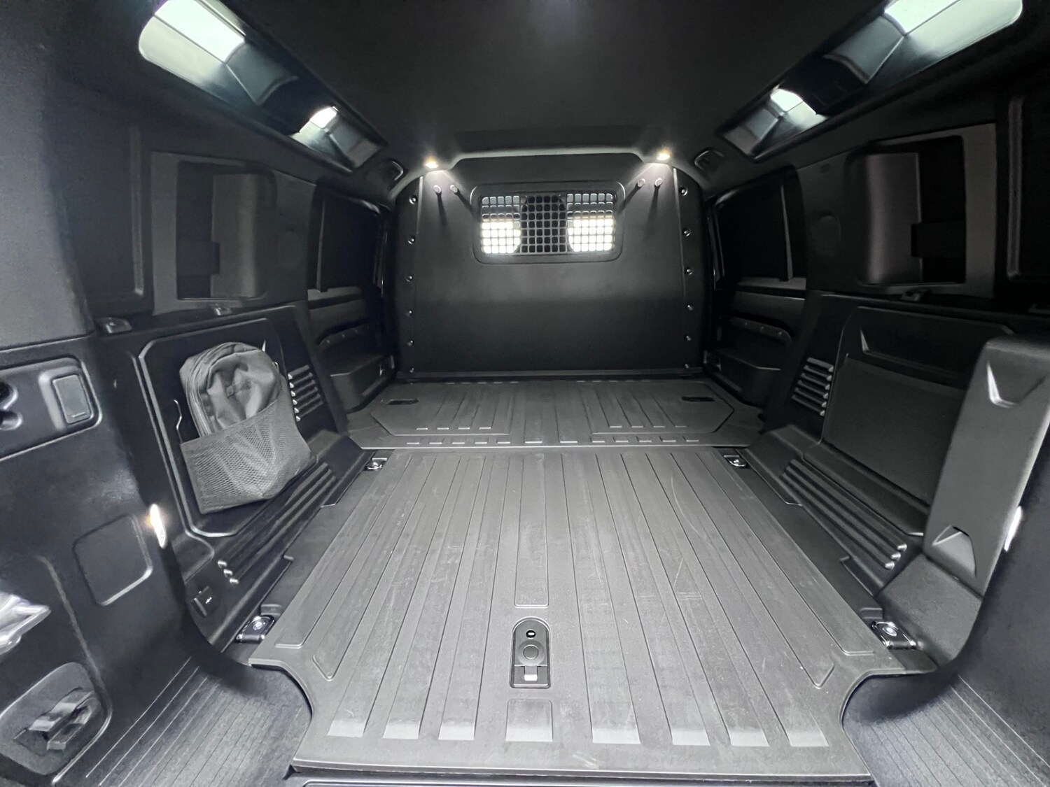 Used Land Rover Defender 2025 for sale - 76352837: Photo 19