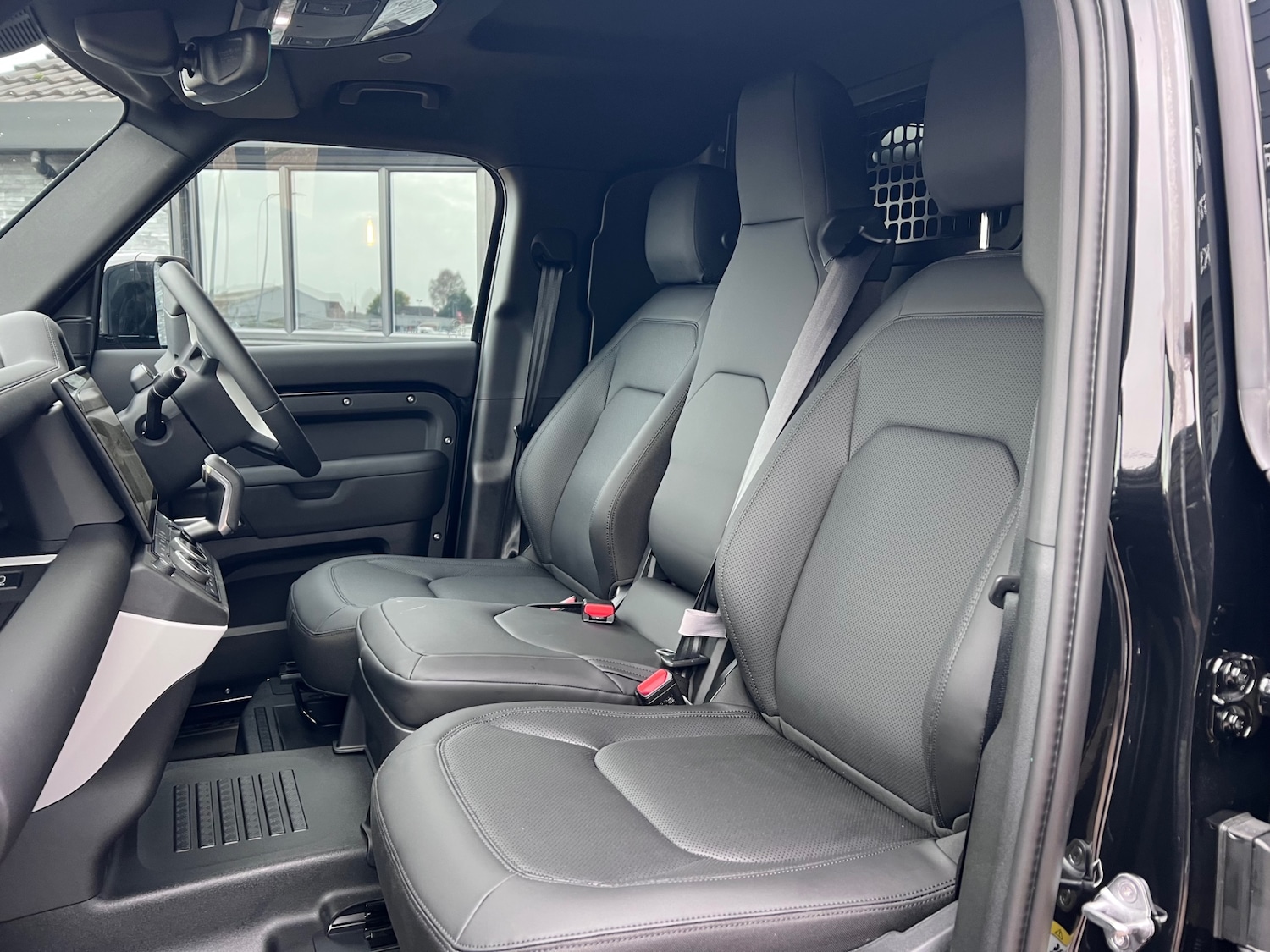 Used Land Rover Defender 2025 for sale - 76352837: Photo 5