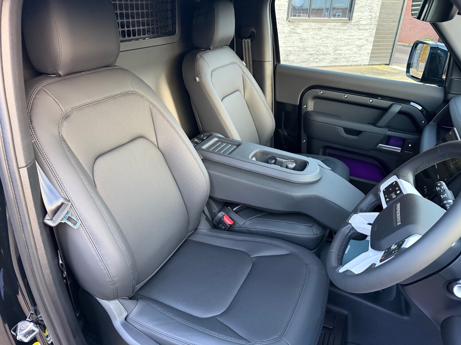 Used Land Rover Defender 2025 for sale - 76982919: Photo 11