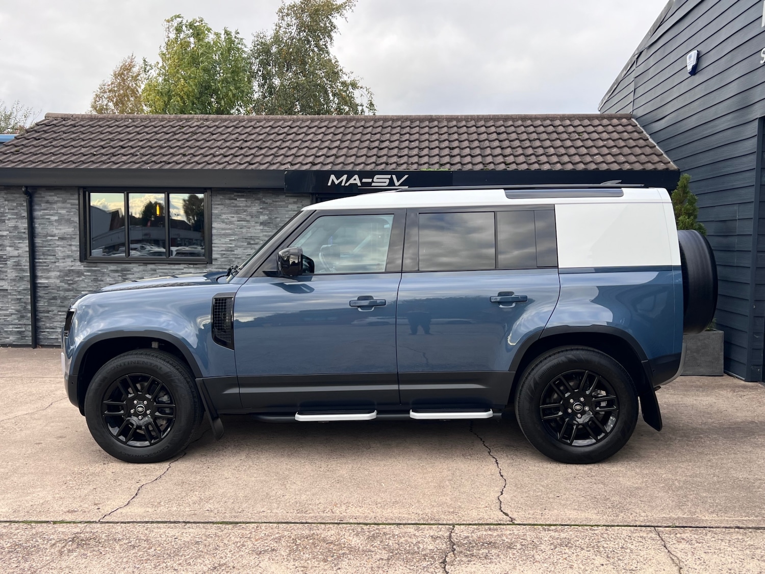 Used Land Rover Defender 2022 for sale - 76299641: Photo 2