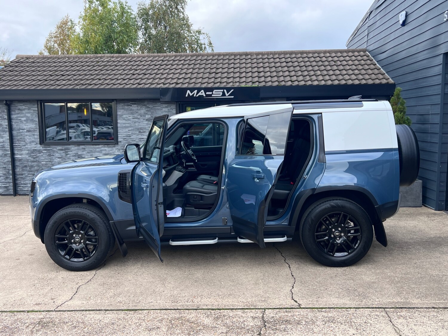 Used Land Rover Defender 2022 for sale - 76299641: Photo 3