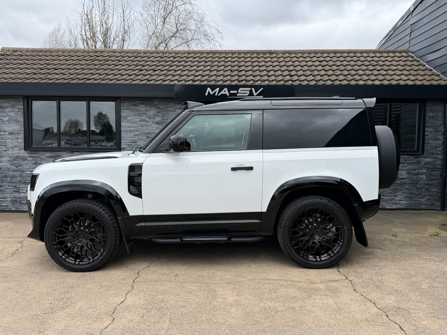 Used Land Rover Defender 2023 for sale - 77872184: Photo 11