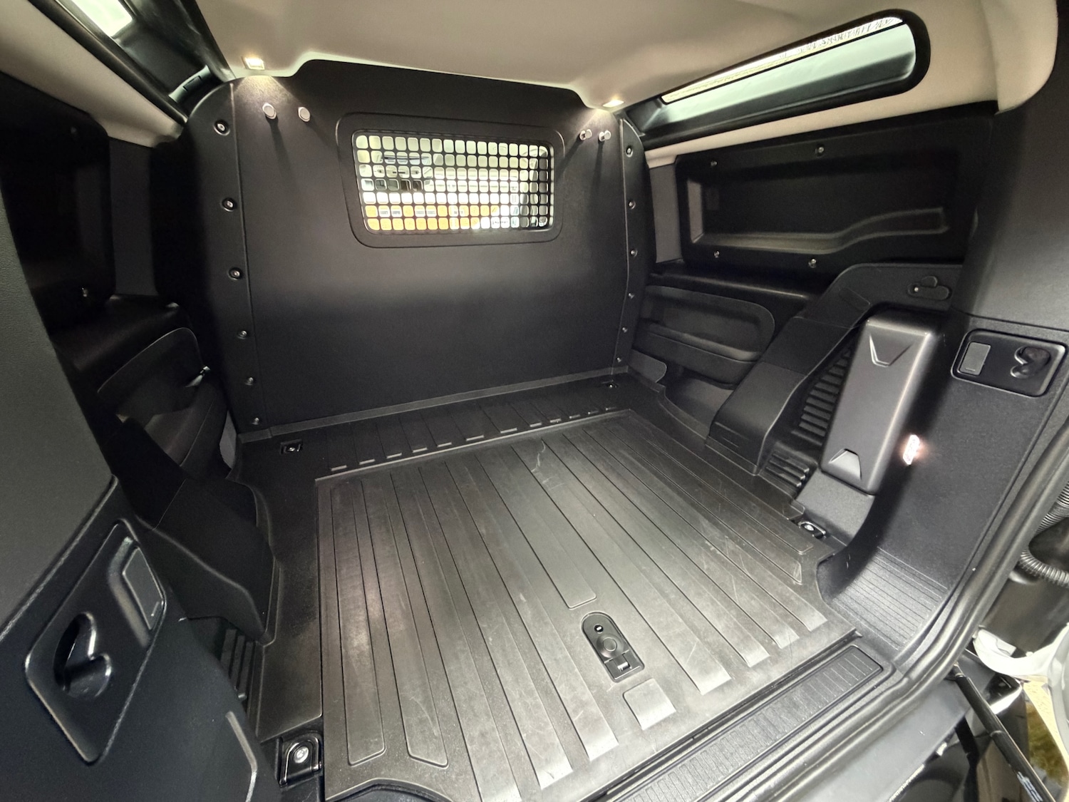 Used Land Rover Defender 2023 for sale - 77872184: Photo 22