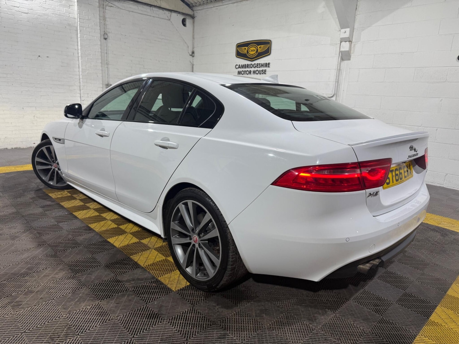 Used Jaguar XE 2016 for sale - 77574196: Photo 2