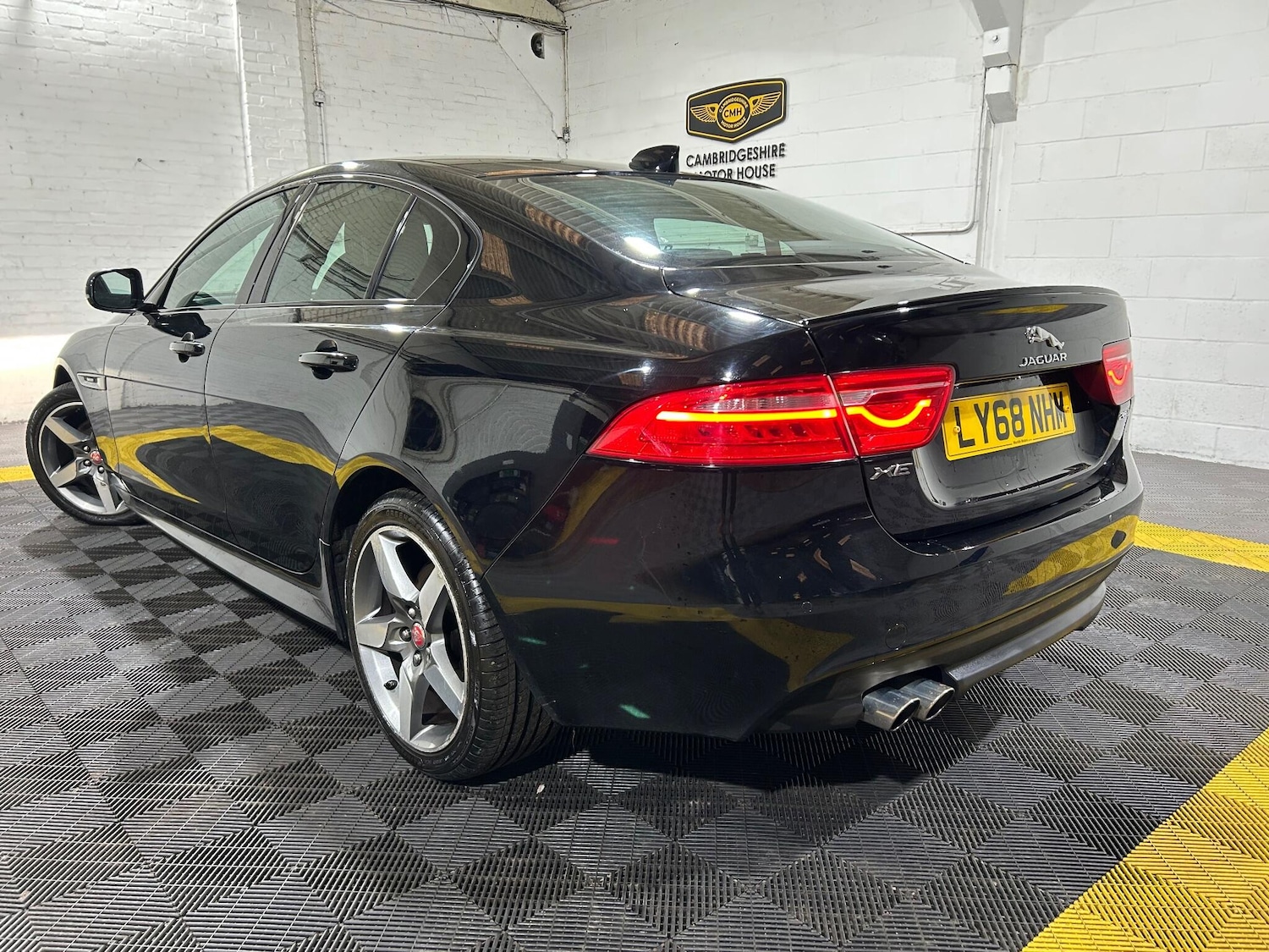 Used Jaguar XE 2019 for sale - 76513215: Photo 2