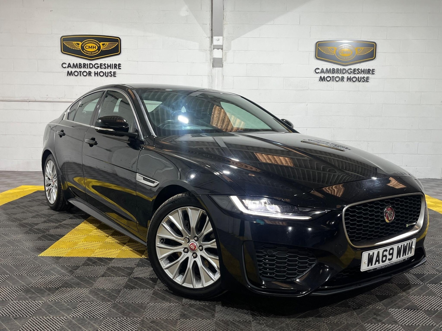 Used Jaguar XE 2019 for sale - 76307044: Photo 1