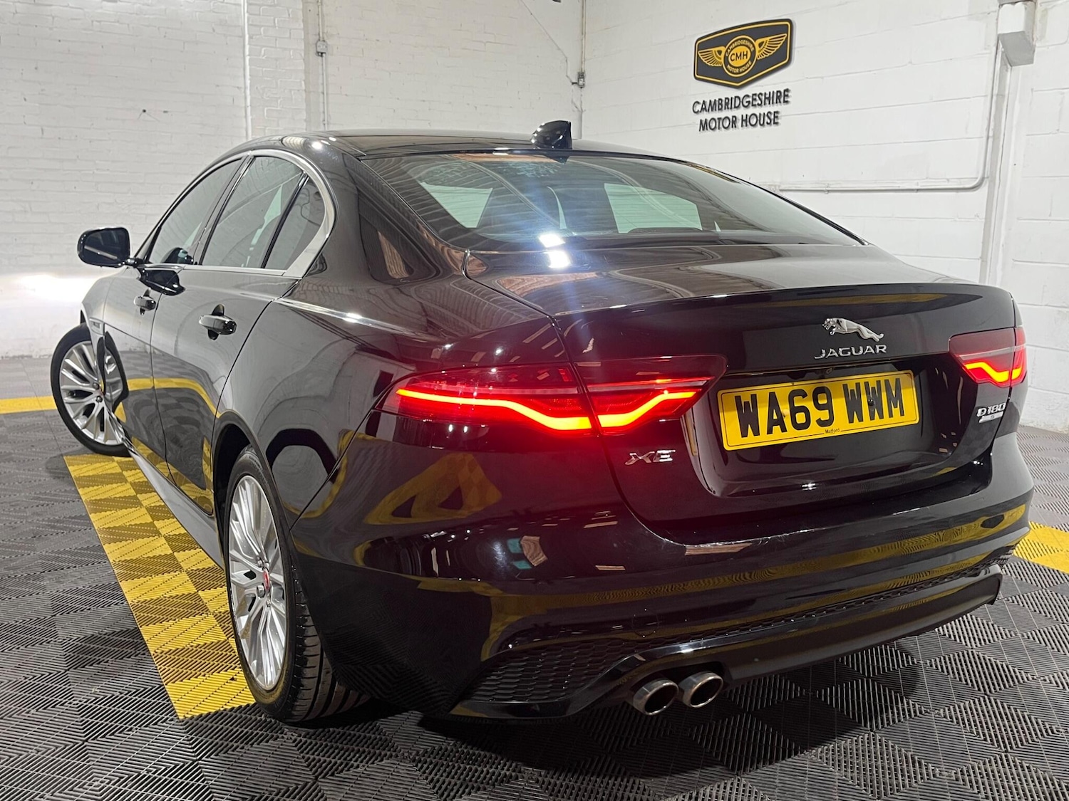 Used Jaguar XE 2019 for sale - 76307044: Photo 2