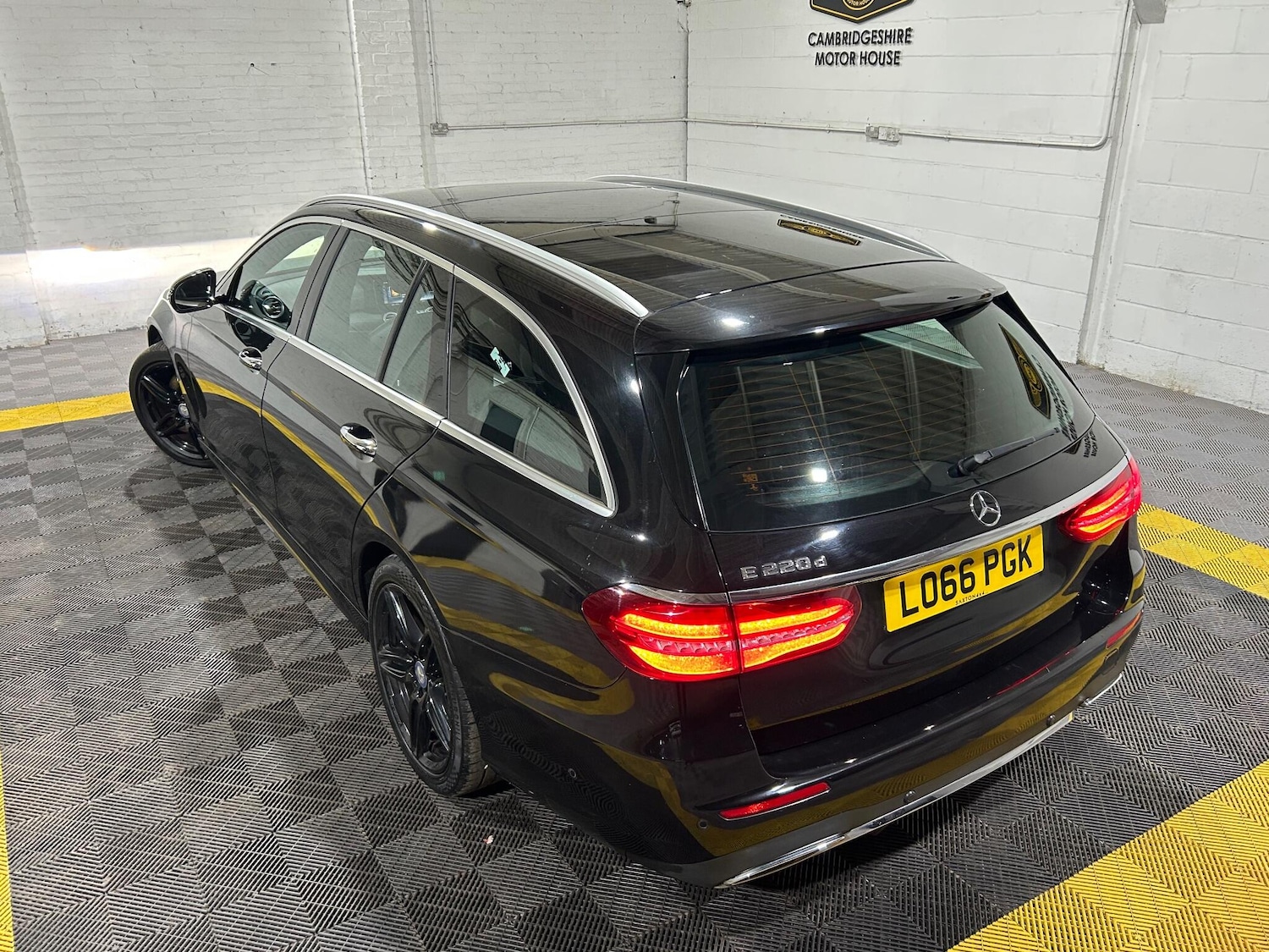 Used Mercedes-Benz E Class 2017 for sale - 77057624: Photo 2