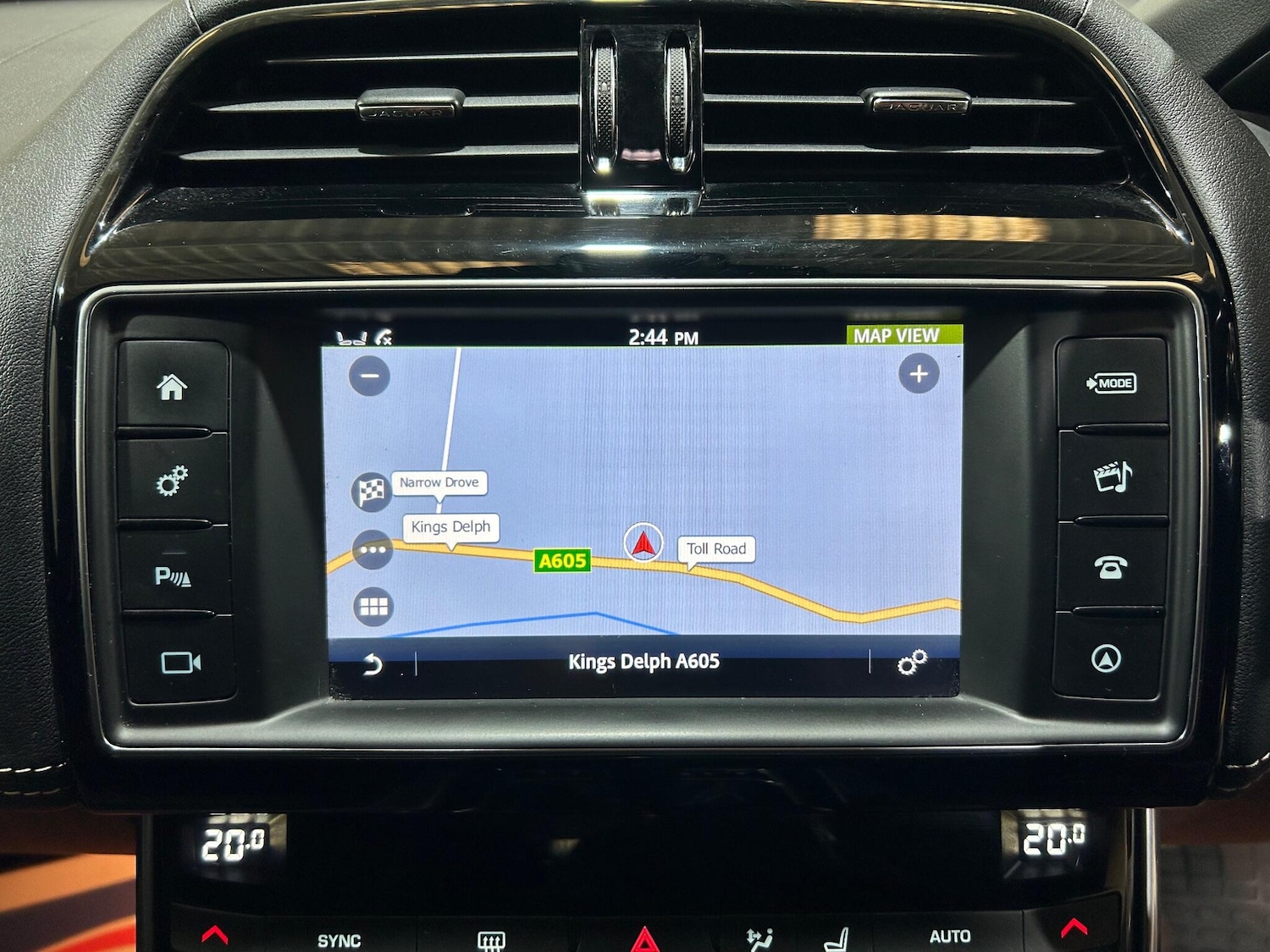Used Jaguar XE 2017 for sale - 76137155: Photo 4