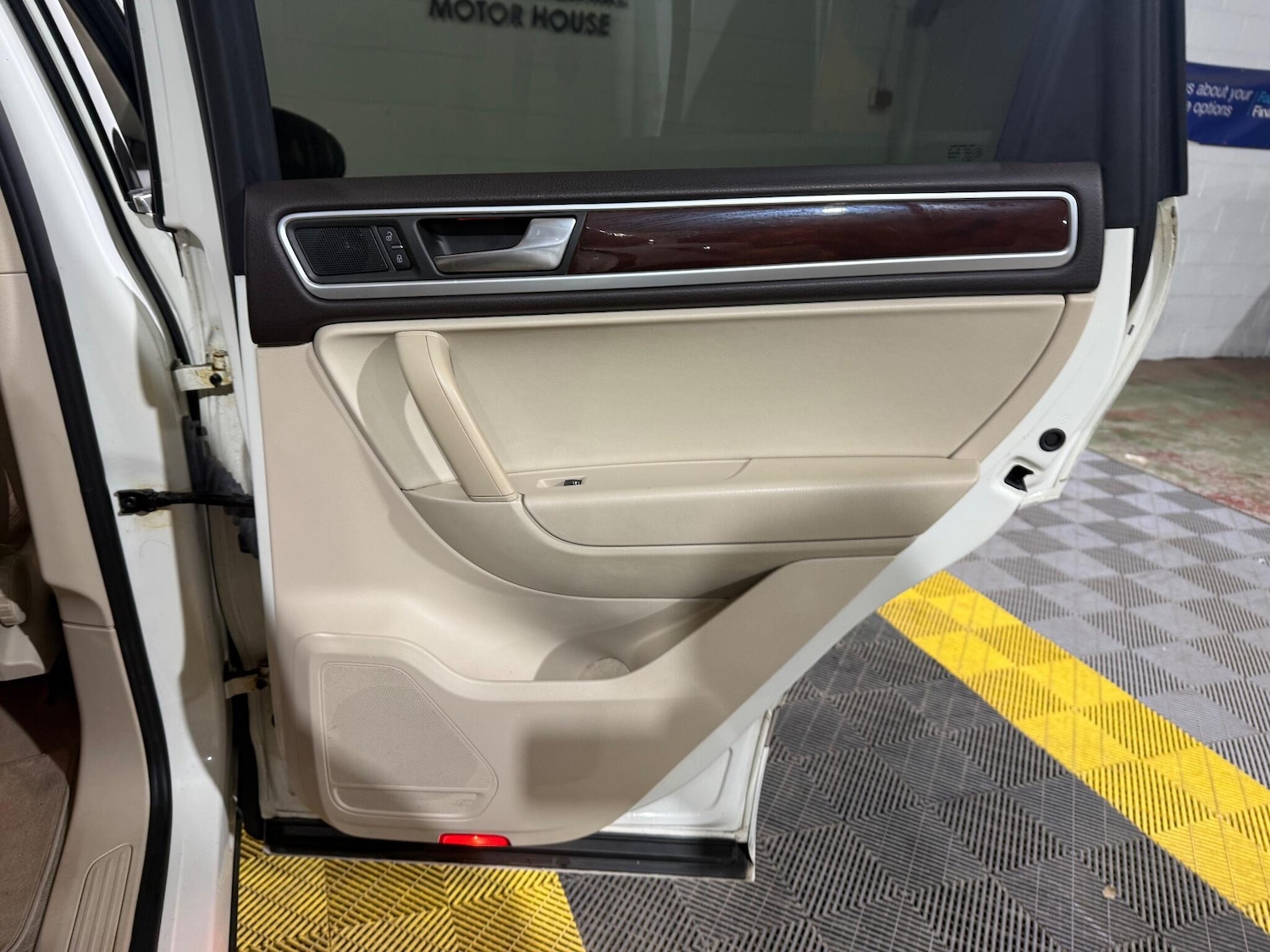 Used Volkswagen Touareg 2011 for sale - 76839356: Photo 48