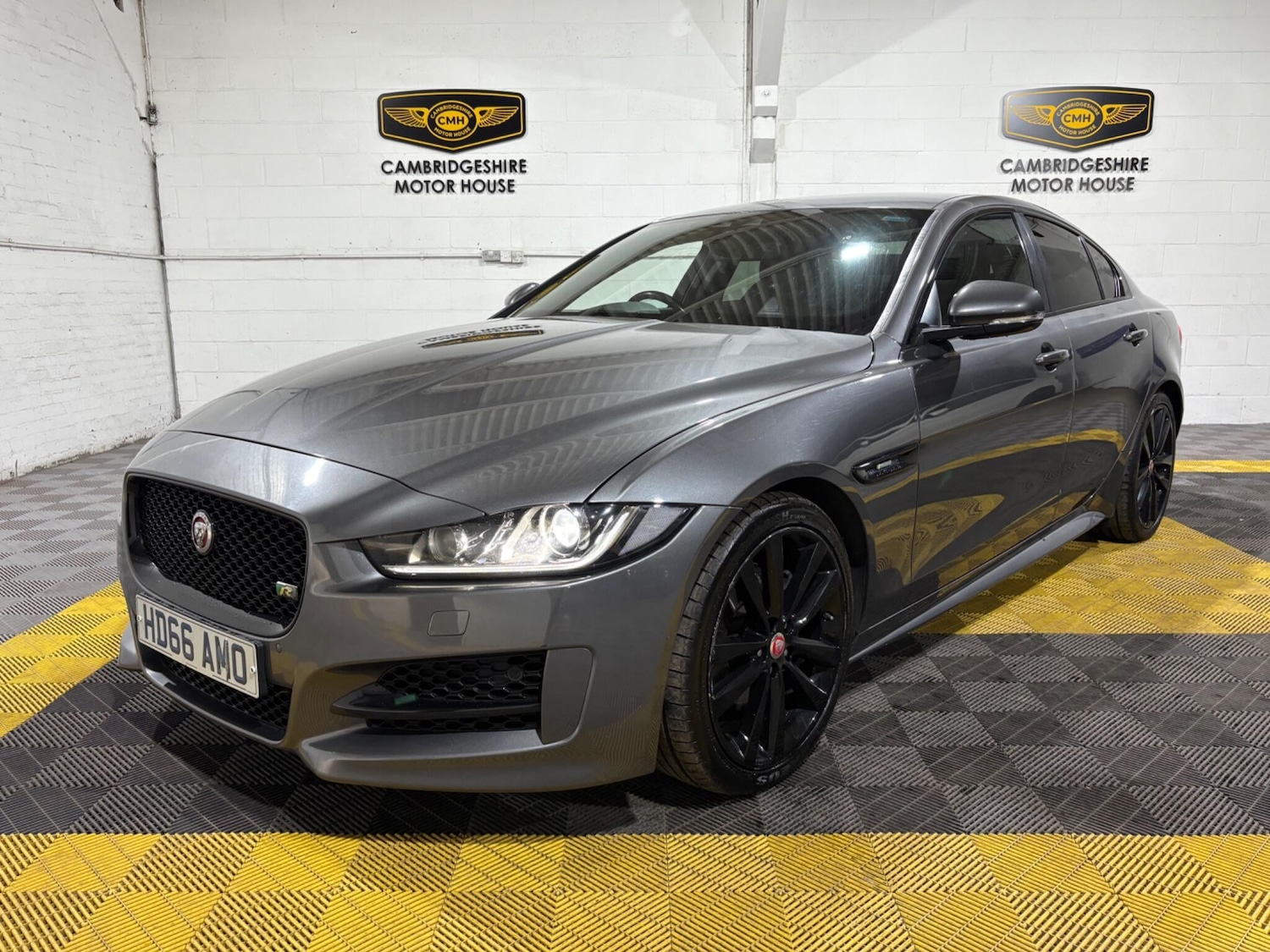 Used Jaguar XE 2017 for sale - 76657105: Photo 2
