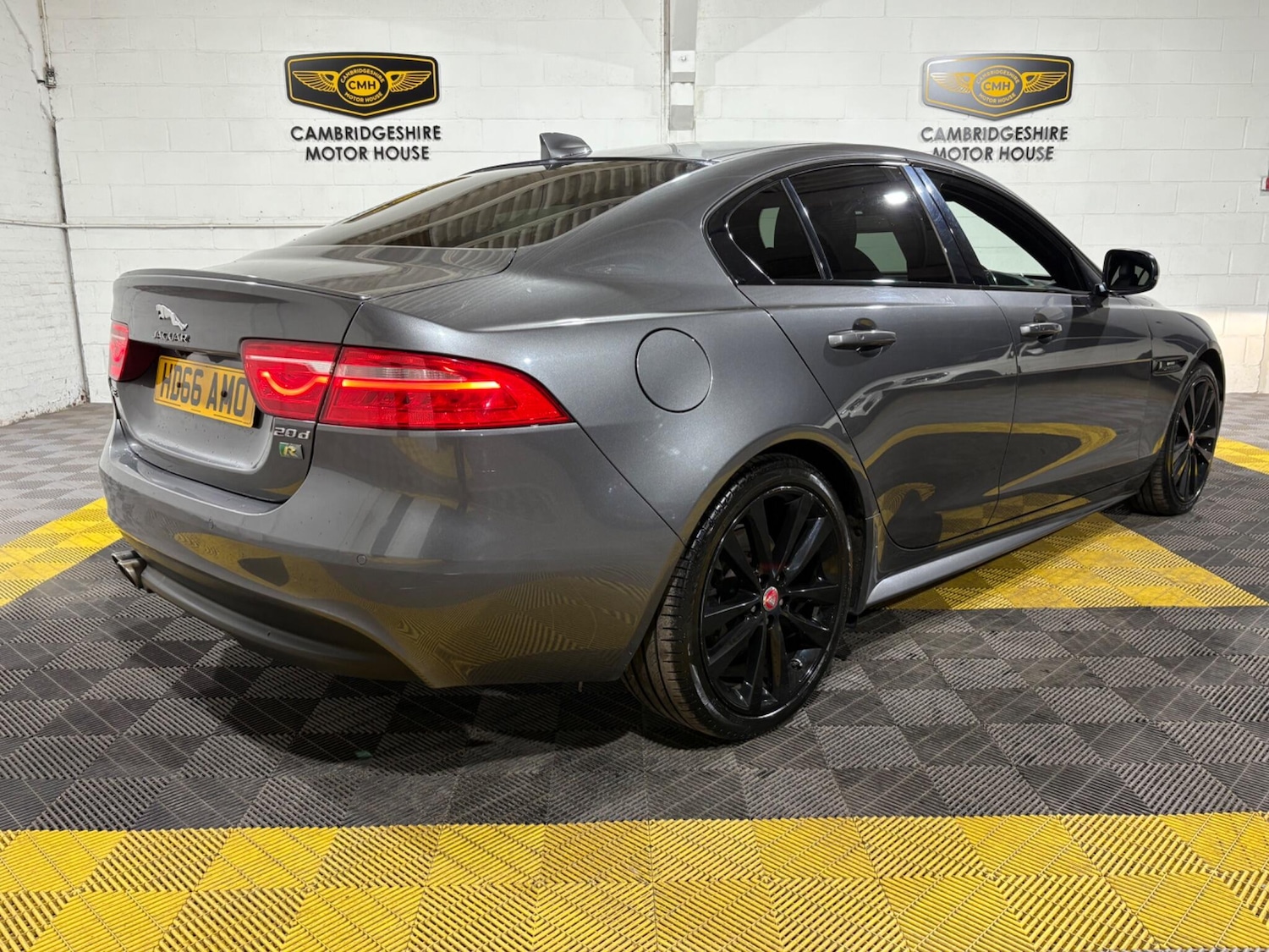 Used Jaguar XE 2017 for sale - 76657105: Photo 4