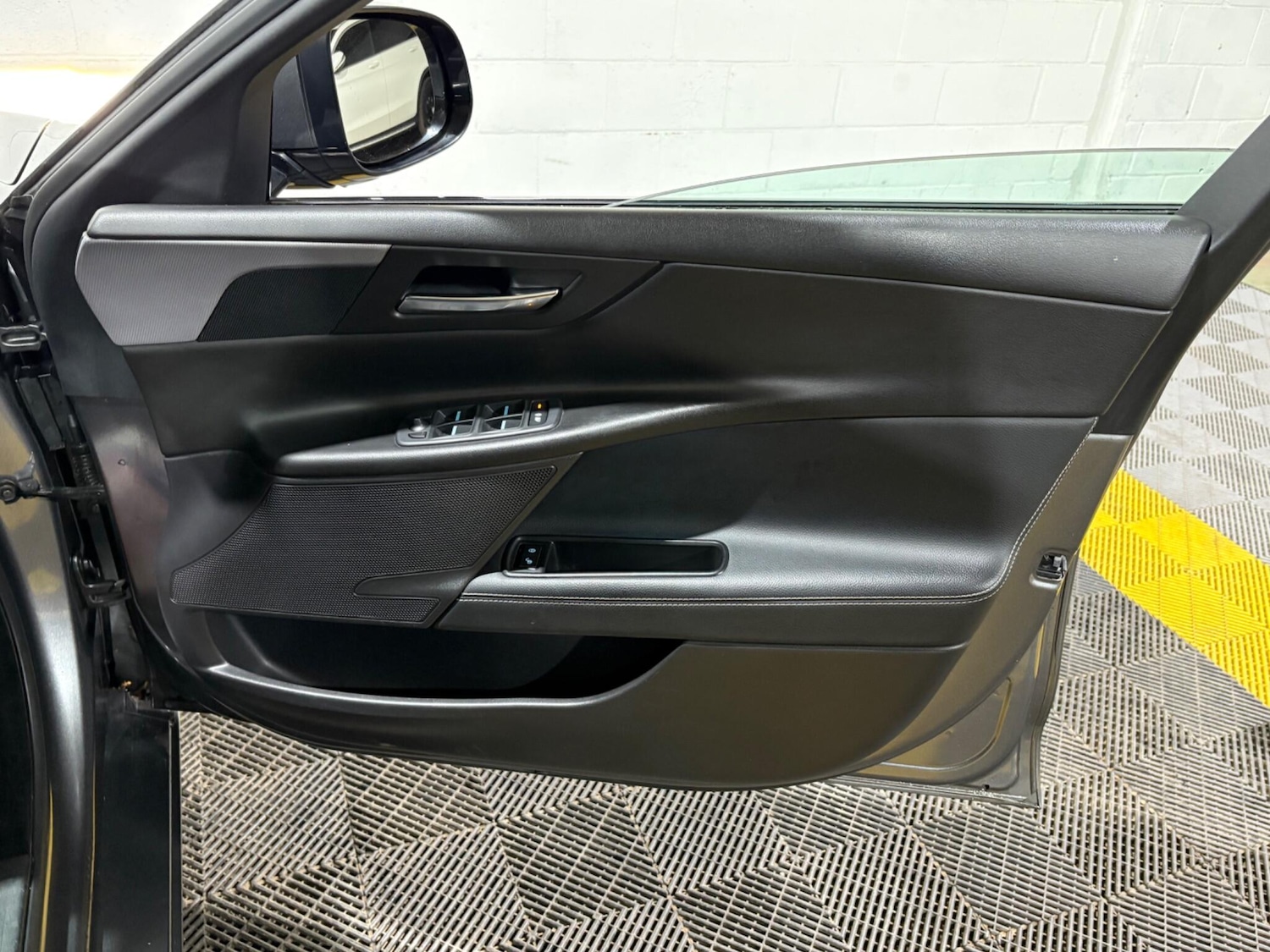 Used Jaguar XE 2017 for sale - 76657105: Photo 41