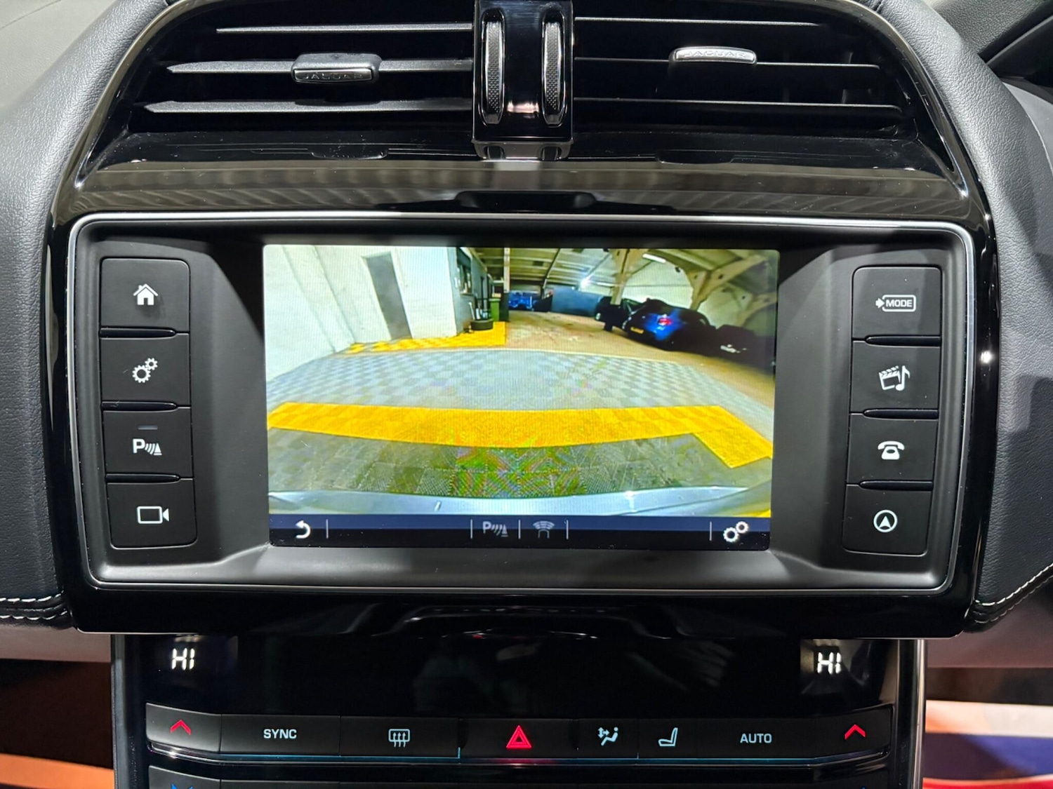 Used Jaguar XE 2017 for sale - 76657105: Photo 5