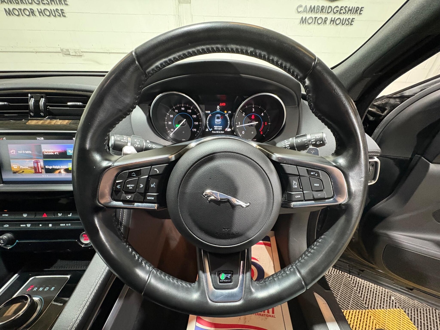 Used Jaguar F-Pace 2017 for sale - 76976759: Photo 8