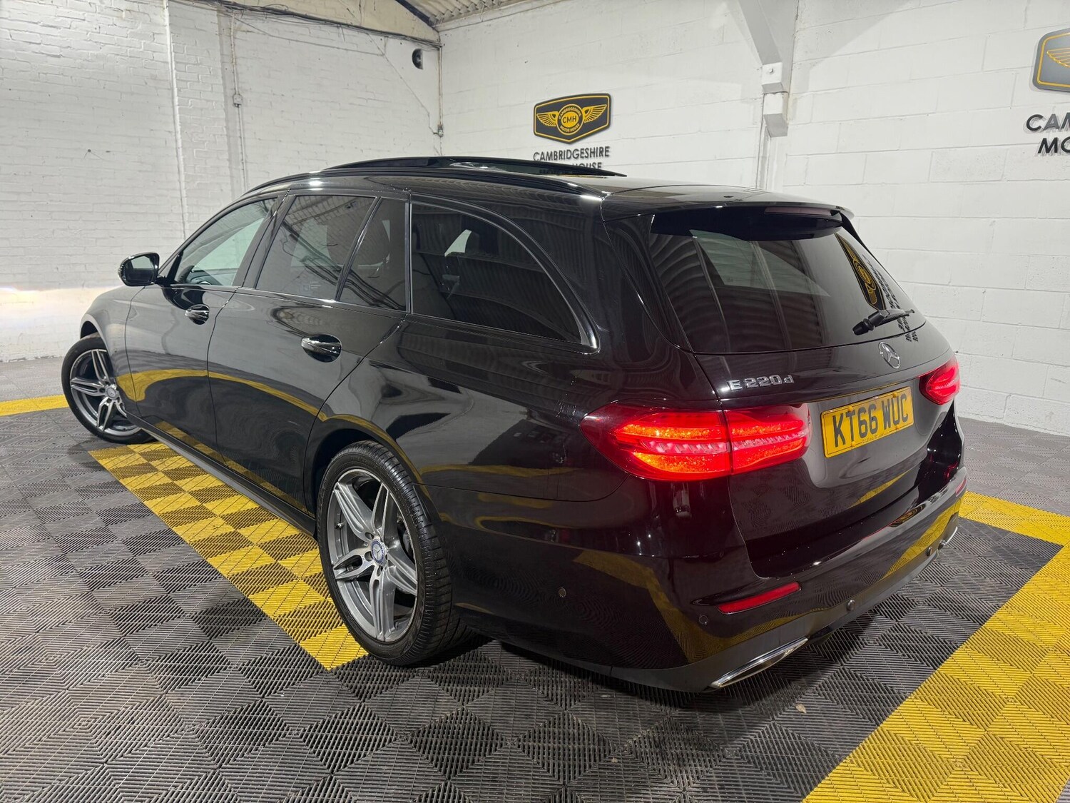 Used Mercedes-Benz E Class 2017 for sale - 76886217: Photo 2