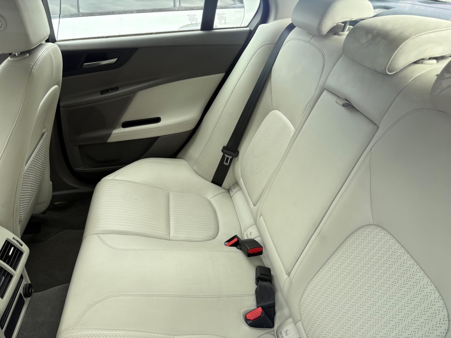 Used Jaguar XE 2015 for sale - 76060441: Photo 2