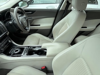 Used Jaguar XE 2015 for sale - 76060441: Photo 4