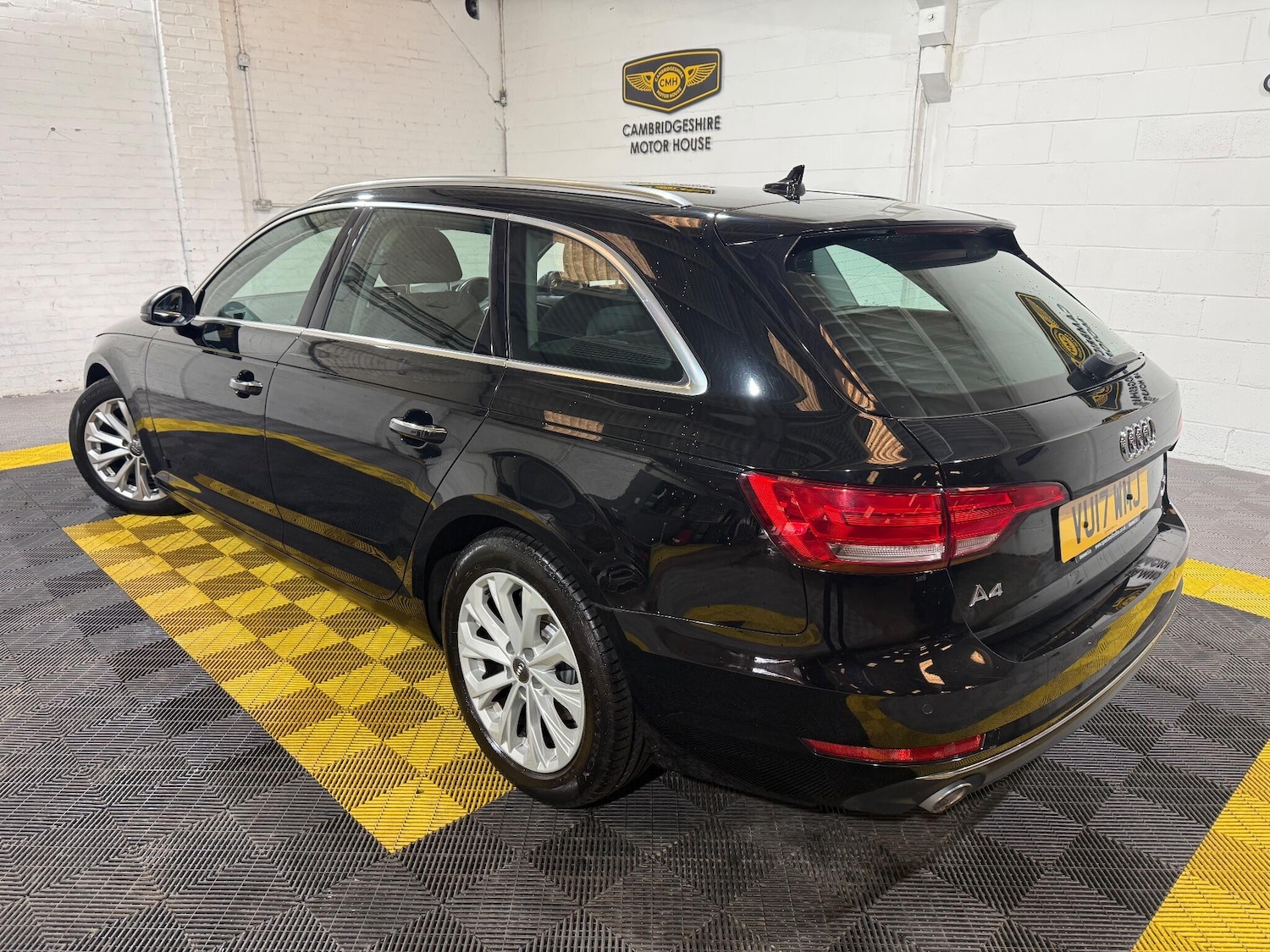 Used Audi A4 2017 for sale - 76996263: Photo 2