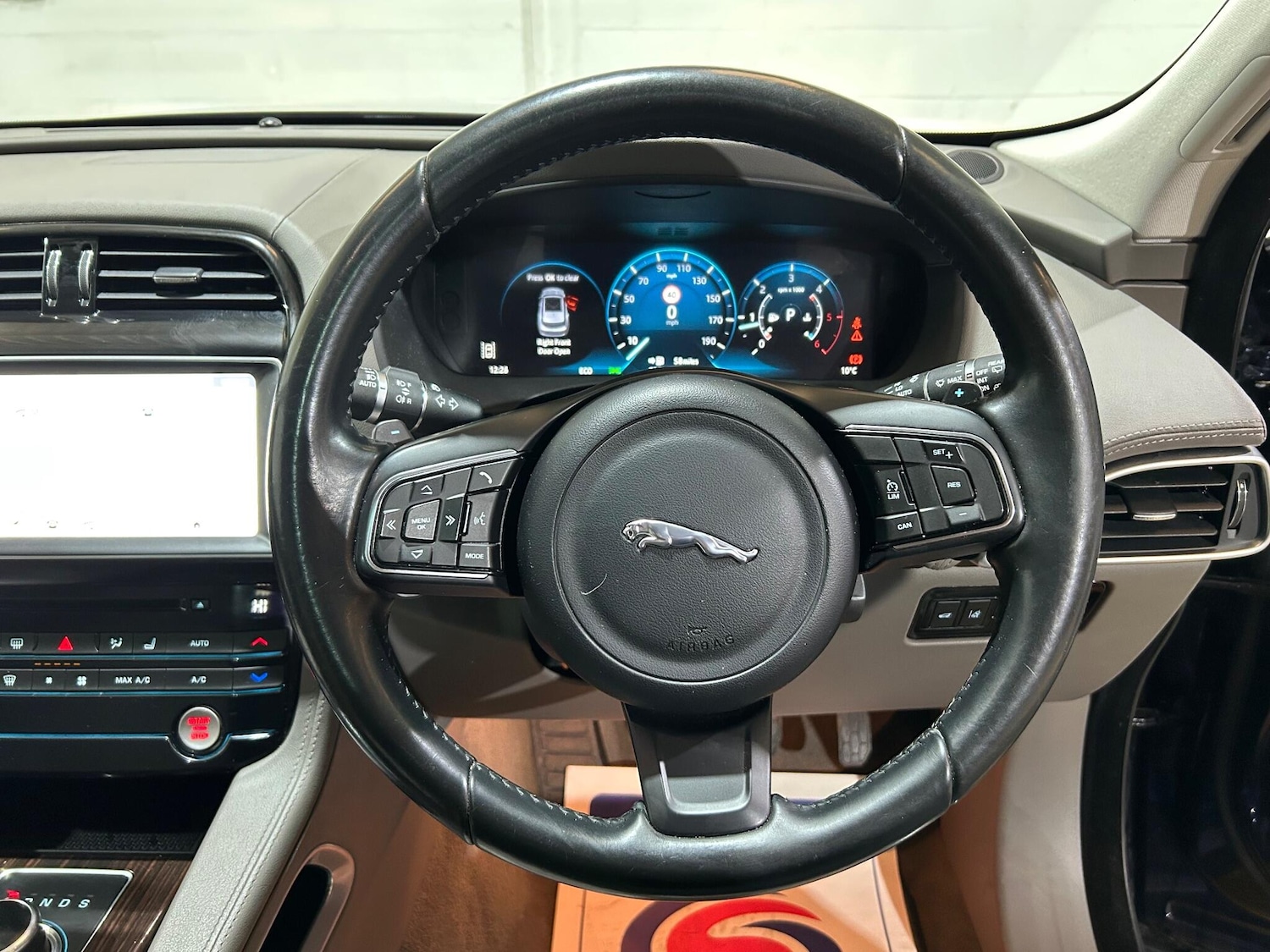 Used Jaguar F-Pace 2016 for sale - 77358727: Photo 31