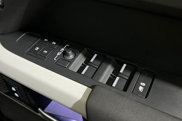 Used Land Rover Defender 2024 for sale - 76118705: Photo 41