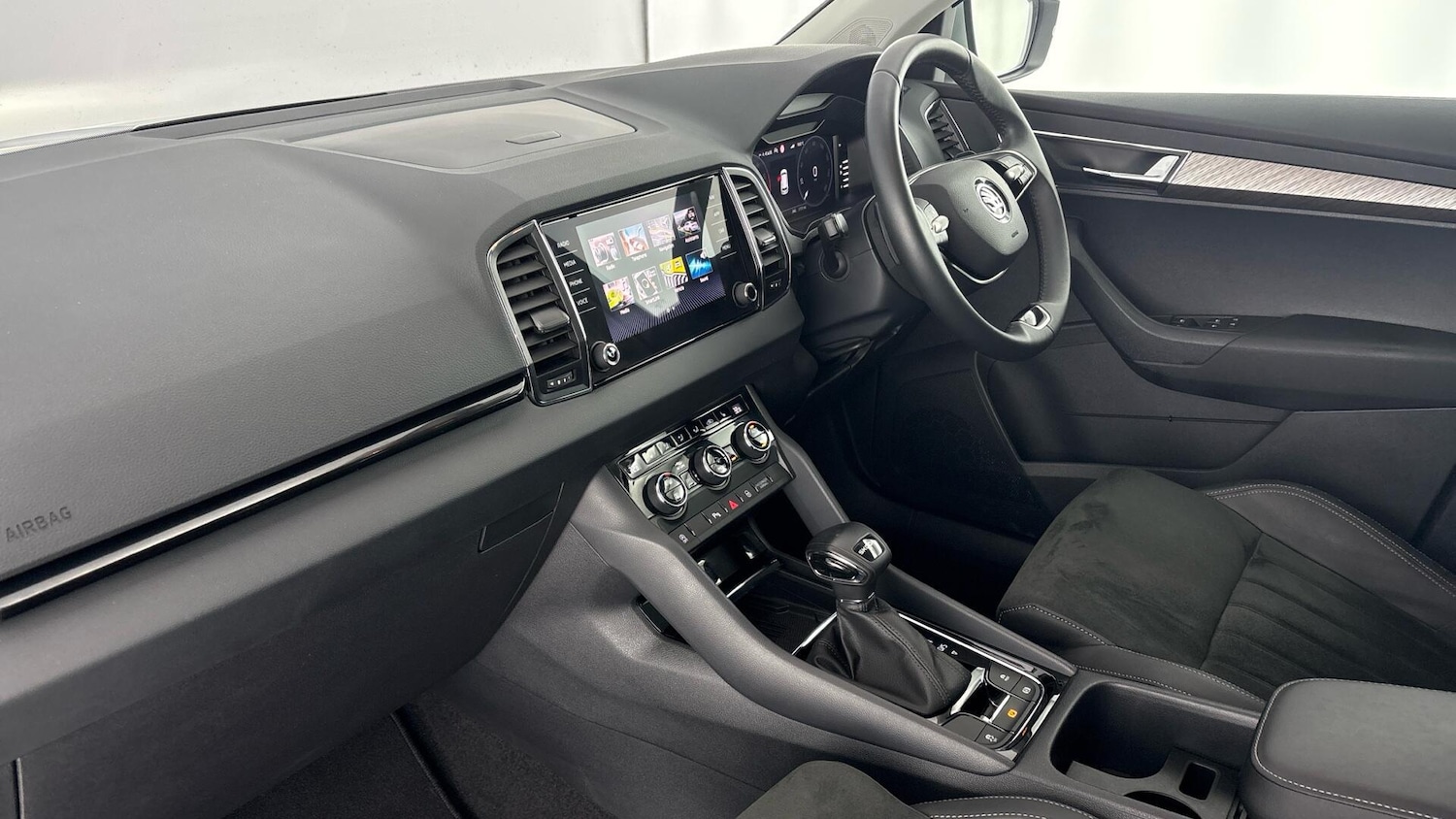 Used Skoda Karoq 2024 for sale - 77504991: Photo 2