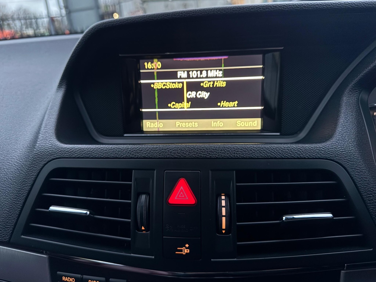 Used Mercedes-Benz E Class 2011 for sale - 76913888: Photo 41