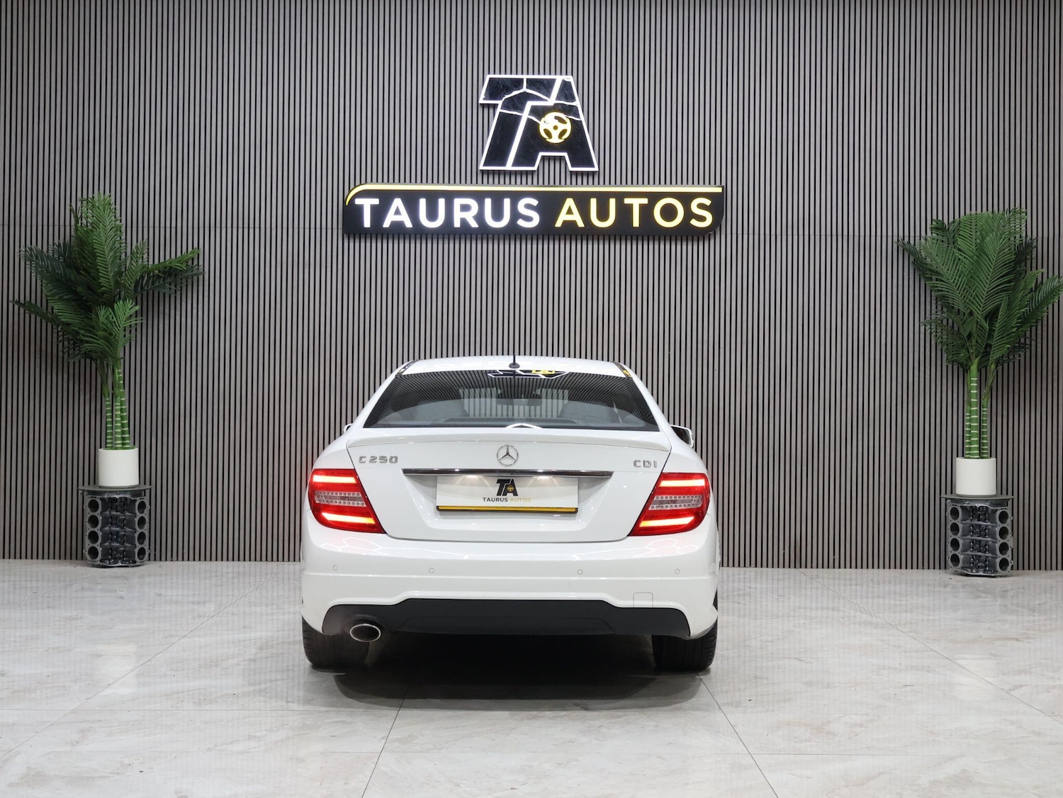 Used Mercedes-Benz C-Class 2015 for sale - 76083648: Photo 2