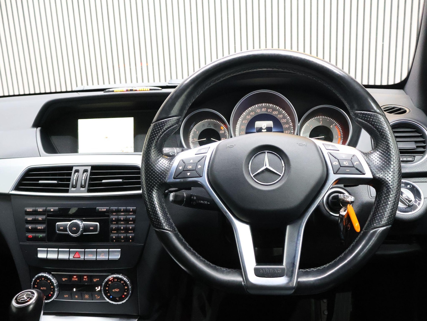 Used Mercedes-Benz C-Class 2015 for sale - 76083648: Photo 3