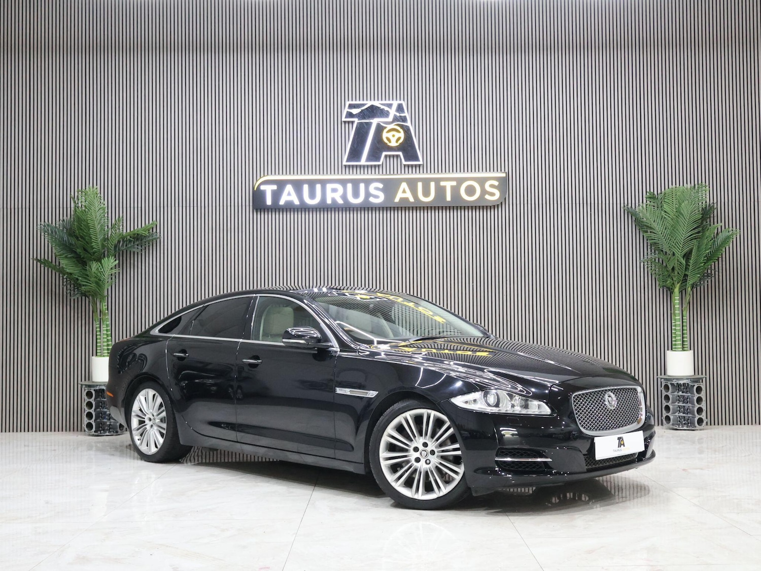 Used Jaguar XJ 2010 for sale - 76174888: Photo 1