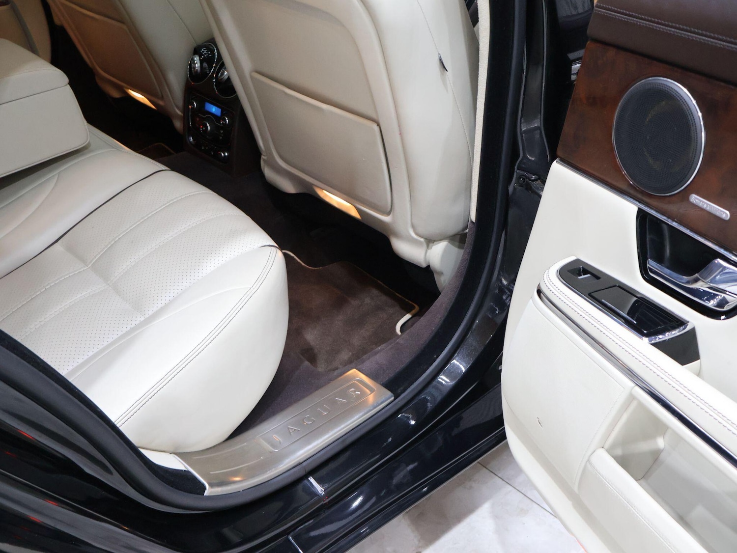 Used Jaguar XJ 2010 for sale - 76174888: Photo 13