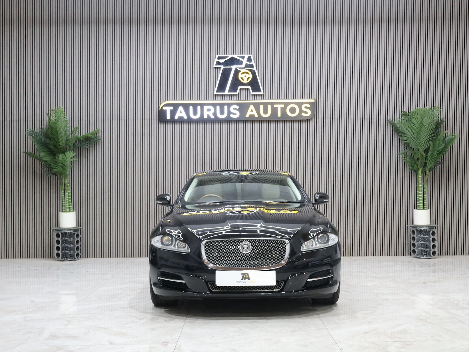 Used Jaguar XJ 2010 for sale - 76174888: Photo 2