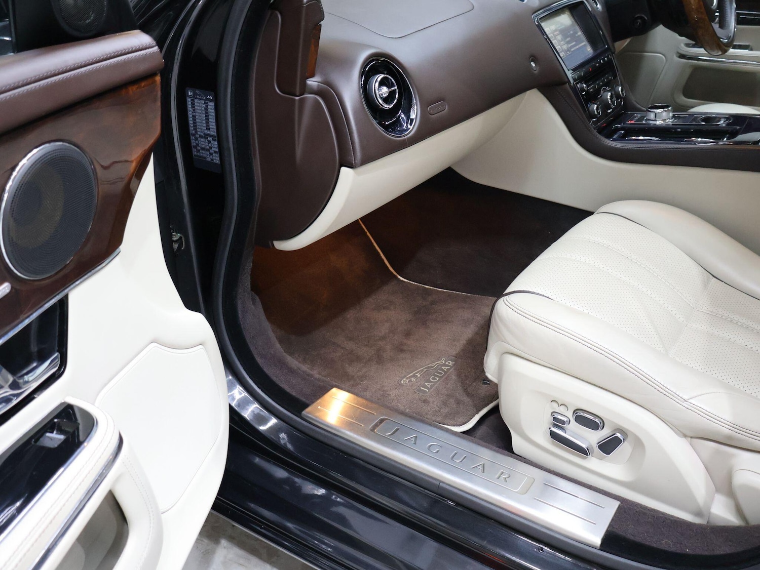 Used Jaguar XJ 2010 for sale - 76174888: Photo 20