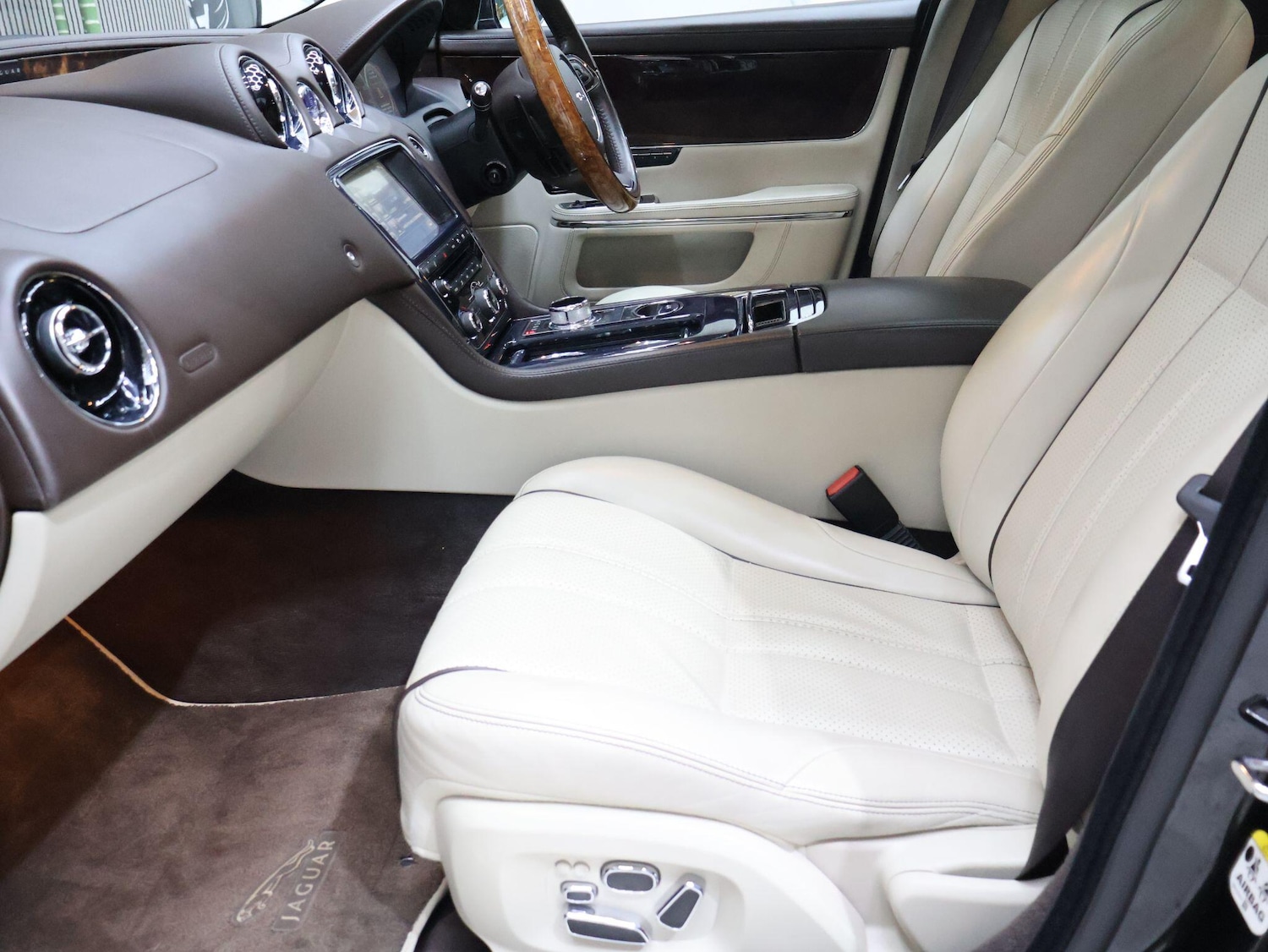 Used Jaguar XJ 2010 for sale - 76174888: Photo 21