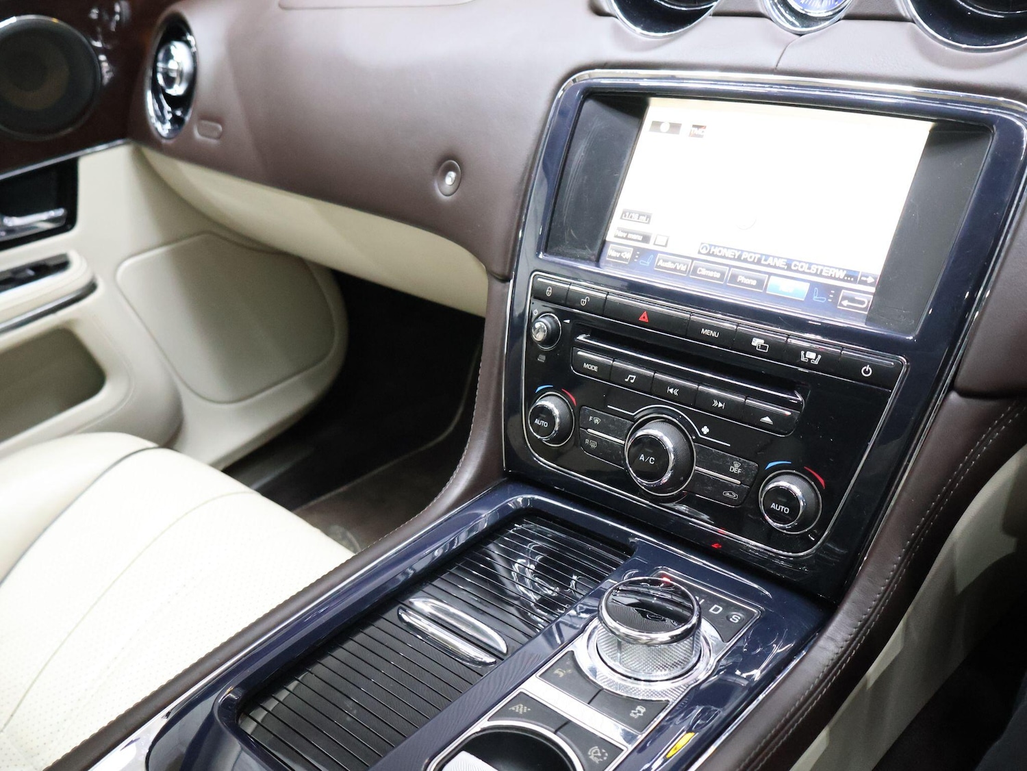 Used Jaguar XJ 2010 for sale - 76174888: Photo 26