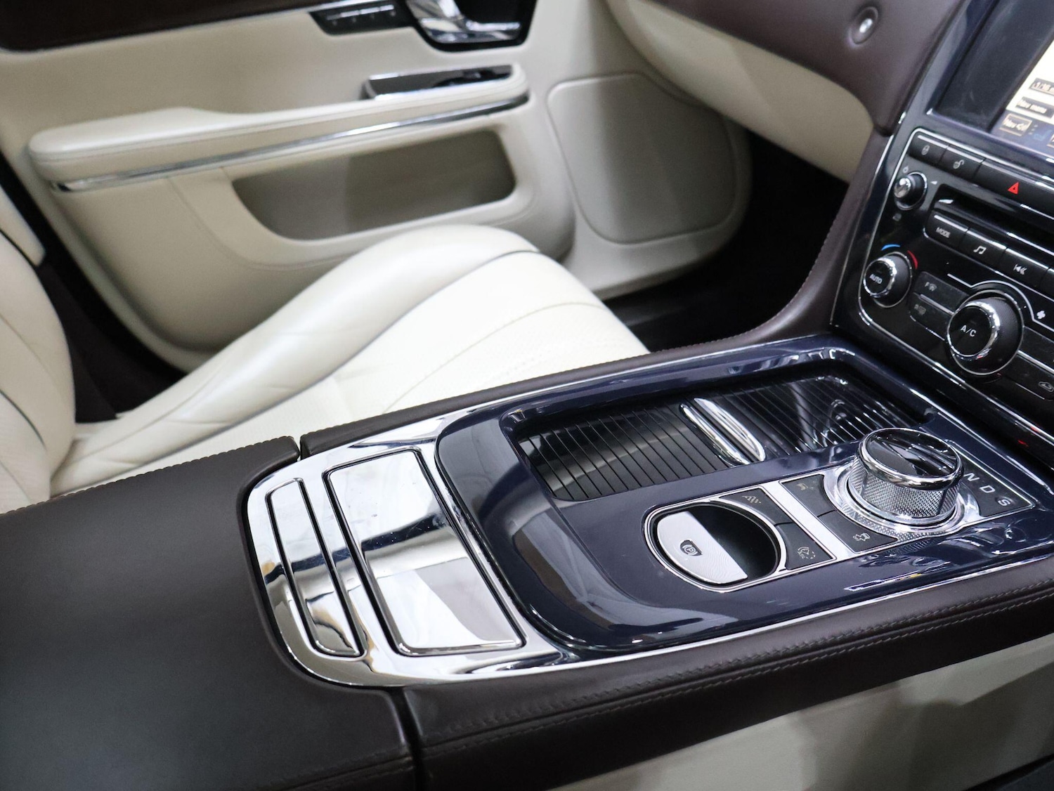 Used Jaguar XJ 2010 for sale - 76174888: Photo 27