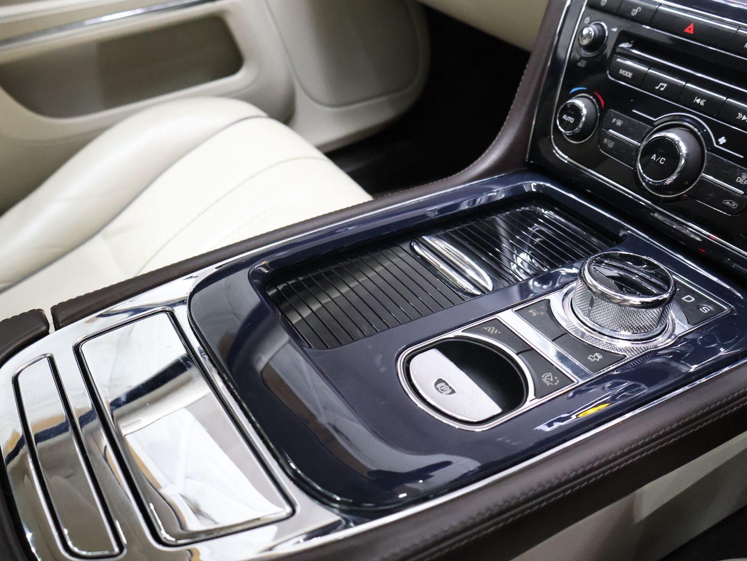 Used Jaguar XJ 2010 for sale - 76174888: Photo 28