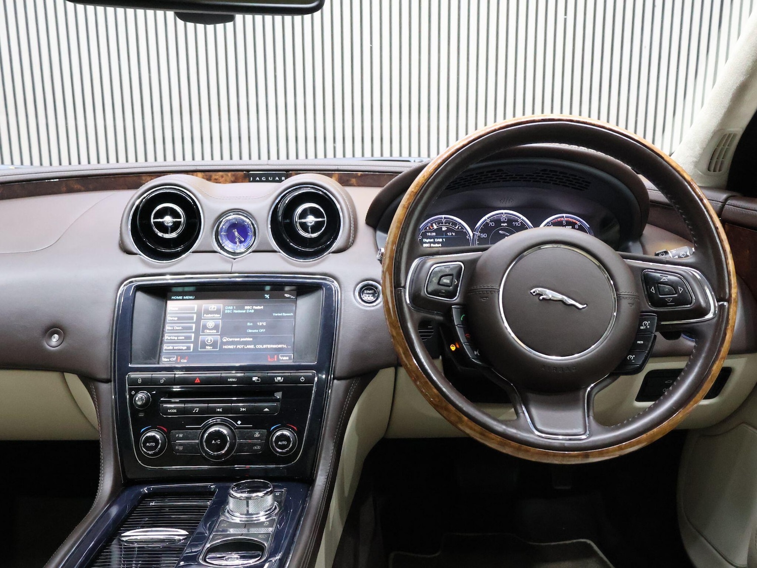 Used Jaguar XJ 2010 for sale - 76174888: Photo 3