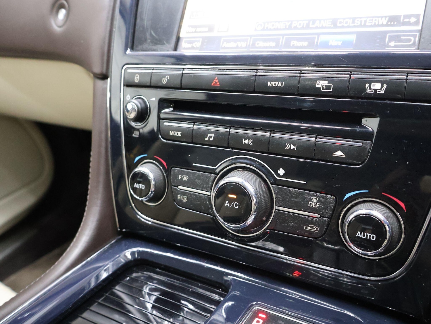 Used Jaguar XJ 2010 for sale - 76174888: Photo 31