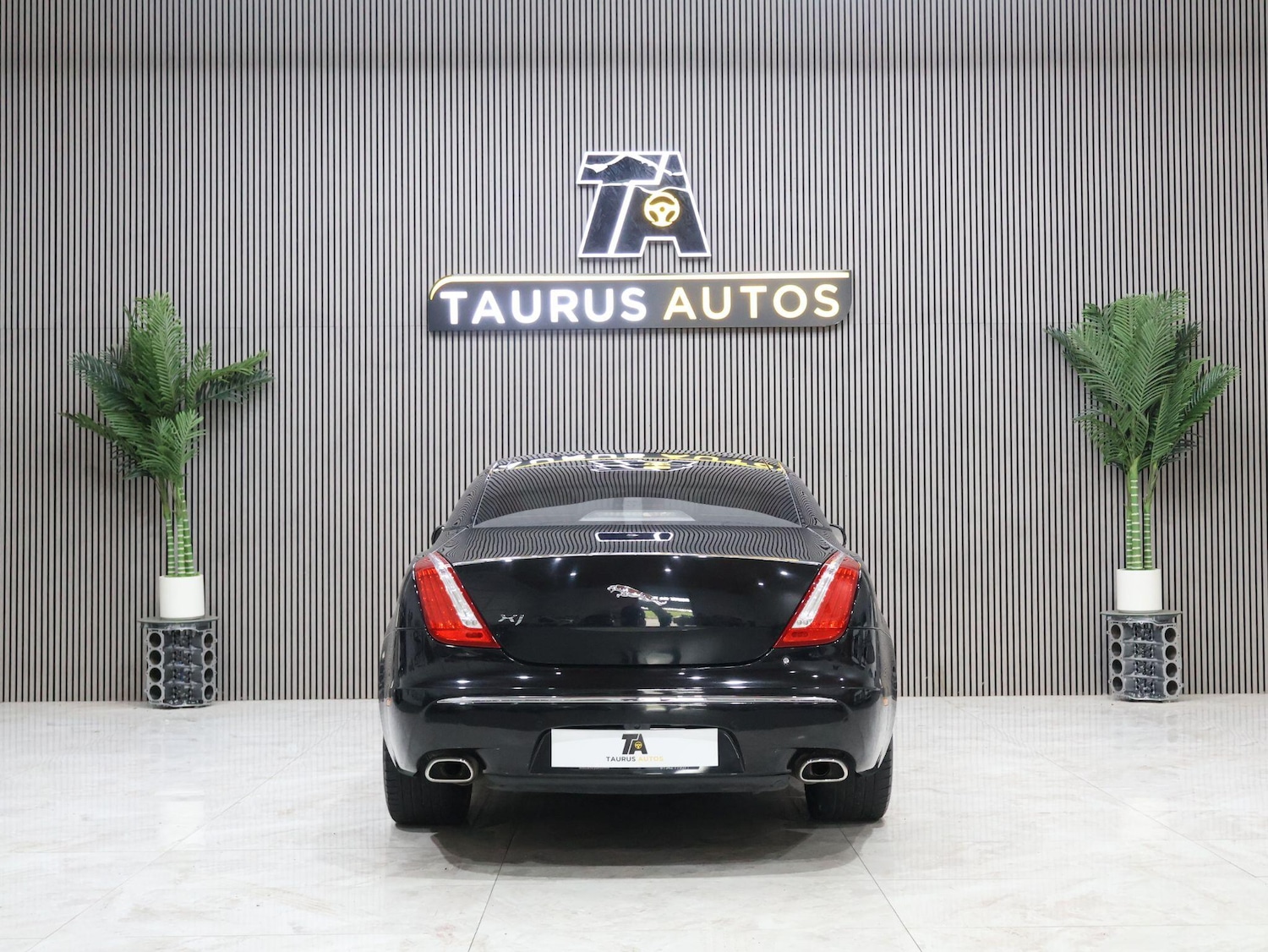 Used Jaguar XJ 2010 for sale - 76174888: Photo 5