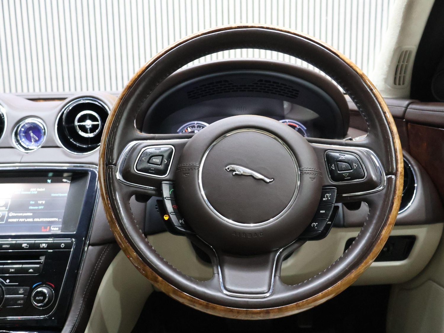 Used Jaguar XJ 2010 for sale - 76174888: Photo 56