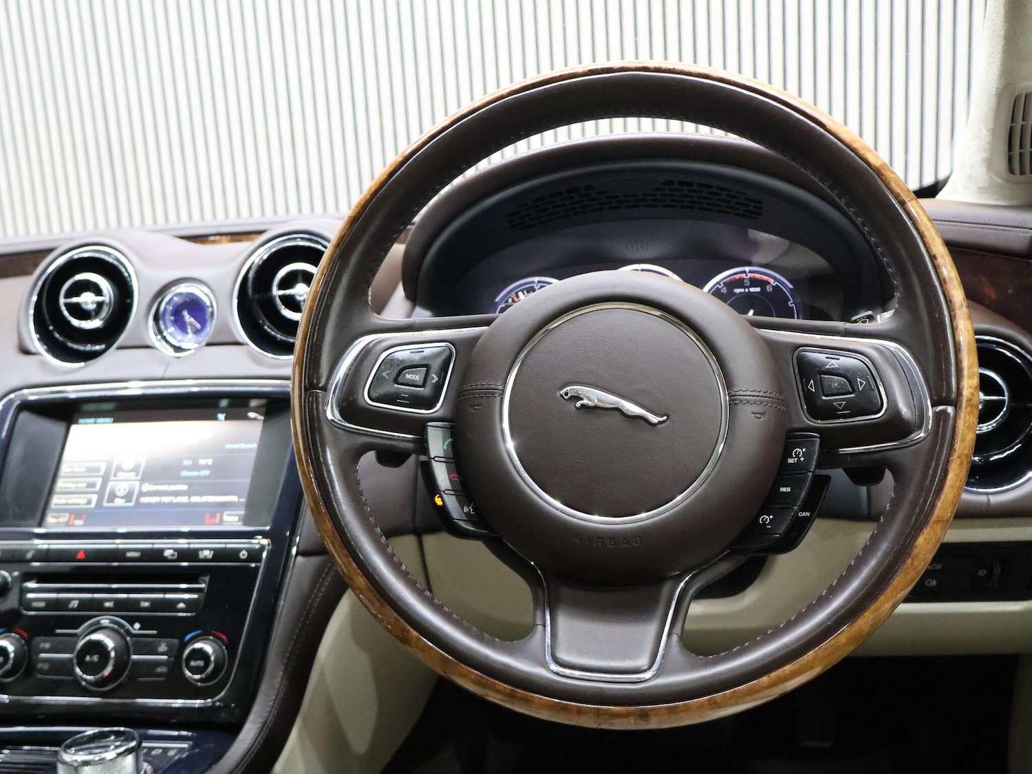 Used Jaguar XJ 2010 for sale - 76174888: Photo 57