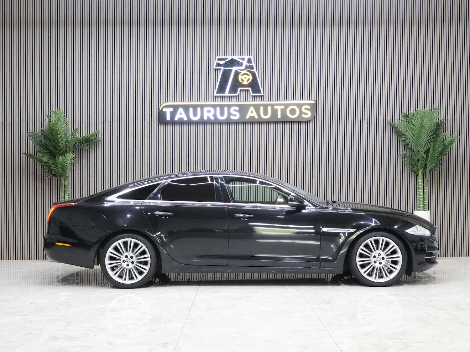 Used Jaguar XJ 2010 for sale - 76174888: Photo 6