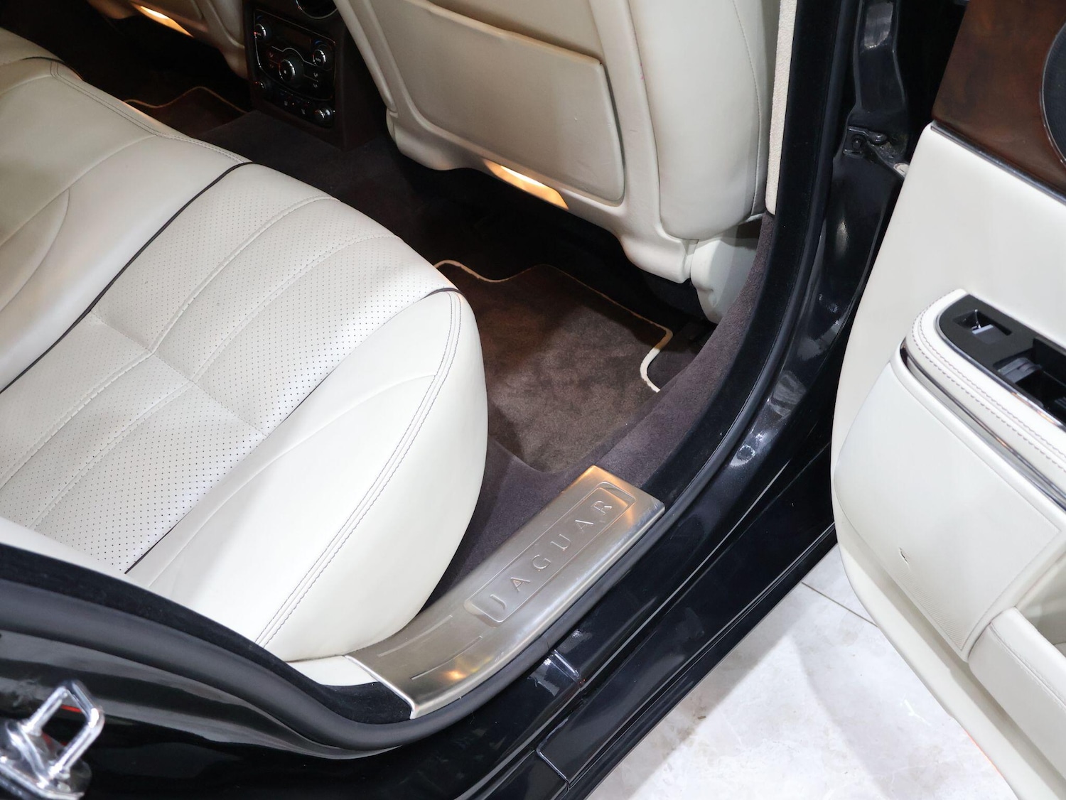 Used Jaguar XJ 2010 for sale - 76174888: Photo 62