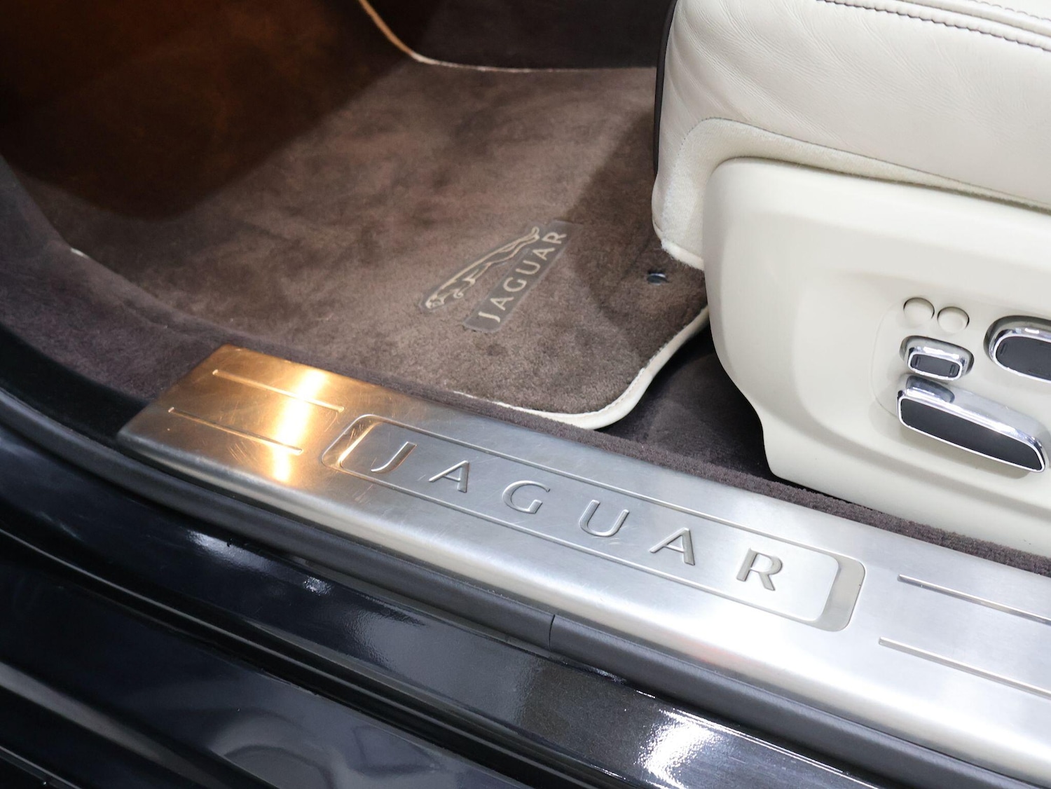 Used Jaguar XJ 2010 for sale - 76174888: Photo 65