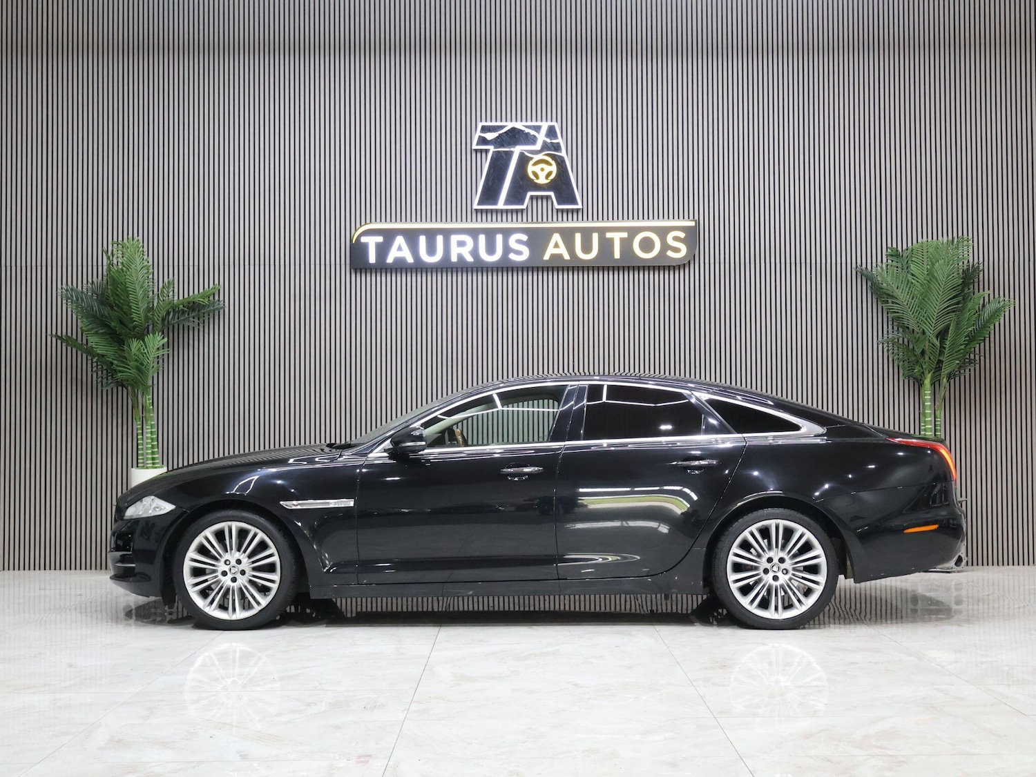 Used Jaguar XJ 2010 for sale - 76174888: Photo 7
