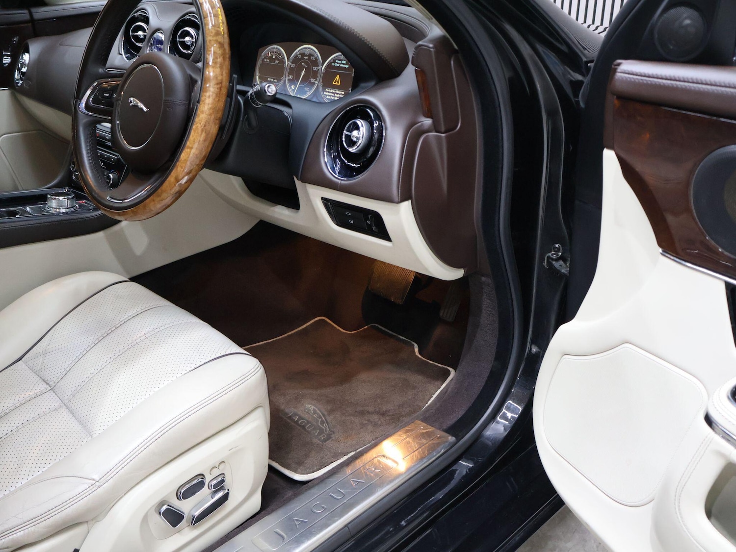 Used Jaguar XJ 2010 for sale - 76174888: Photo 9