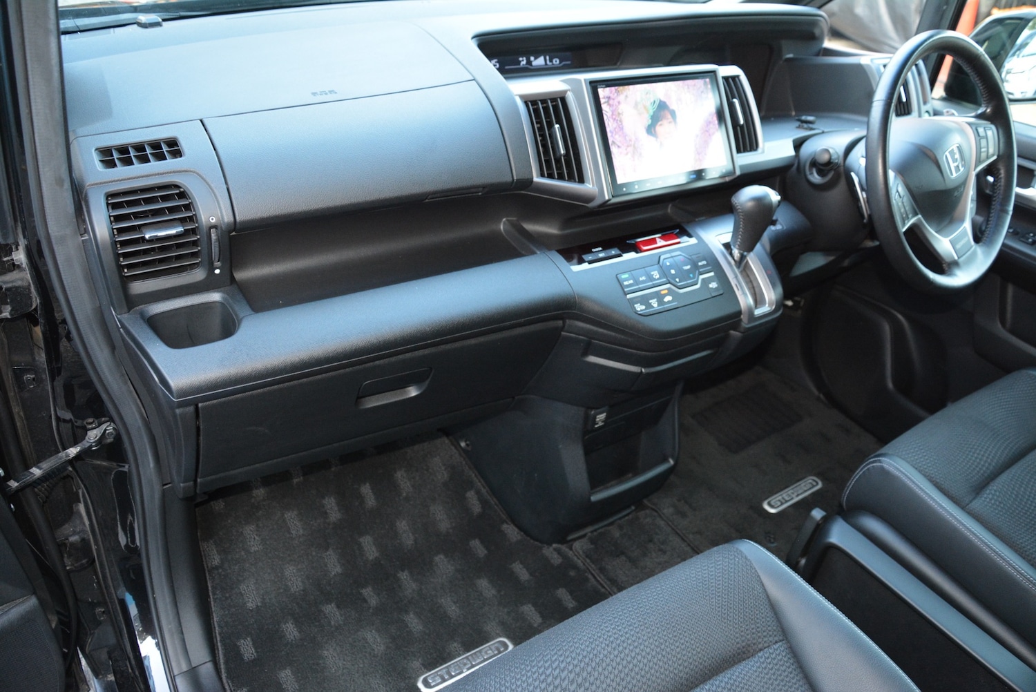 Used Honda Stepwagon 2014 for sale - 76555260: Photo 12