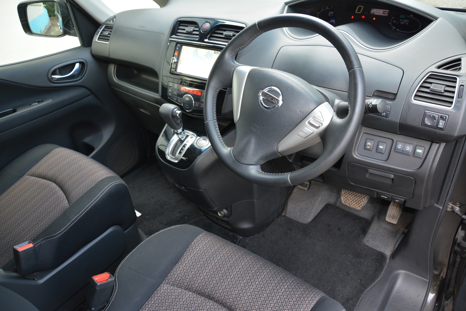 Used Nissan Serena 2015 for sale - 76555376: Photo 10